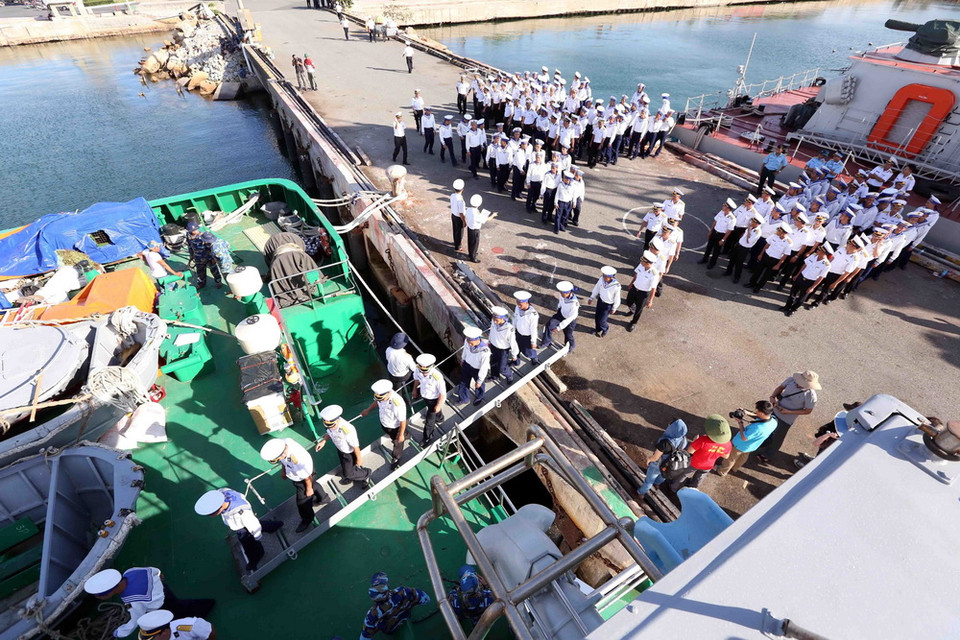 Các chiến sỹ hải quân ra nhận nhiệm vụ tại huyện đảo Trường Sa. (Ảnh: Quang Quyết/TTXVN)