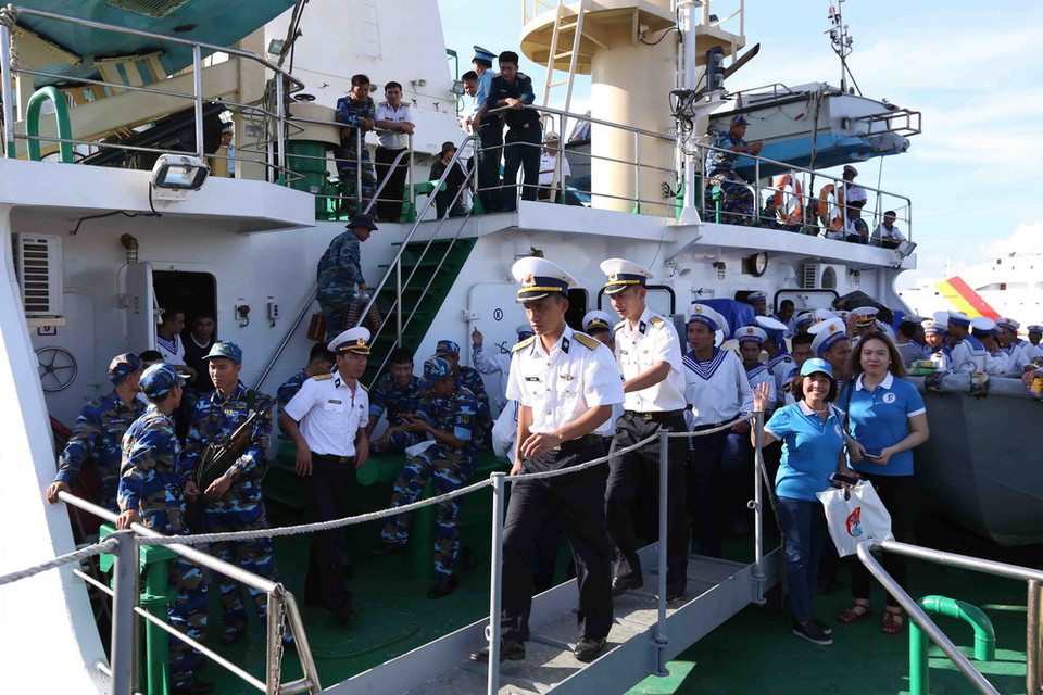 Các chiến sỹ hải quân lên tàu, ra nhận nhiệm vụ tại huyện đảo Trường Sa. (Ảnh: Quang Quyết/TTXVN)