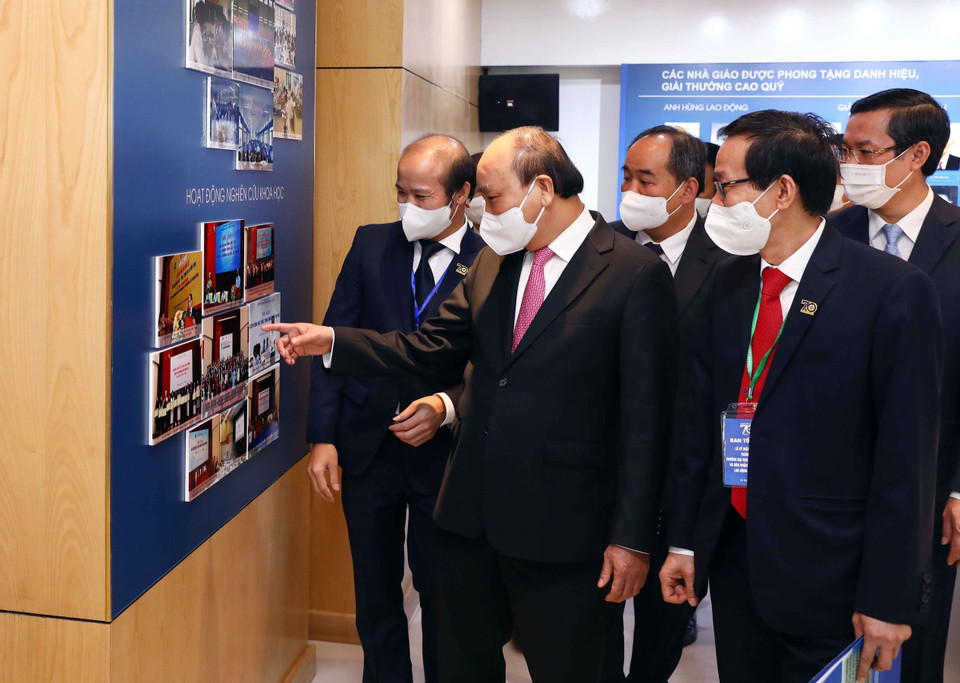 Chủ tịch nước Nguyễn Xuân Phúc thăm Phòng truyền thống của nhà trường. (Ảnh: Phạm Kiên/TTXVN)