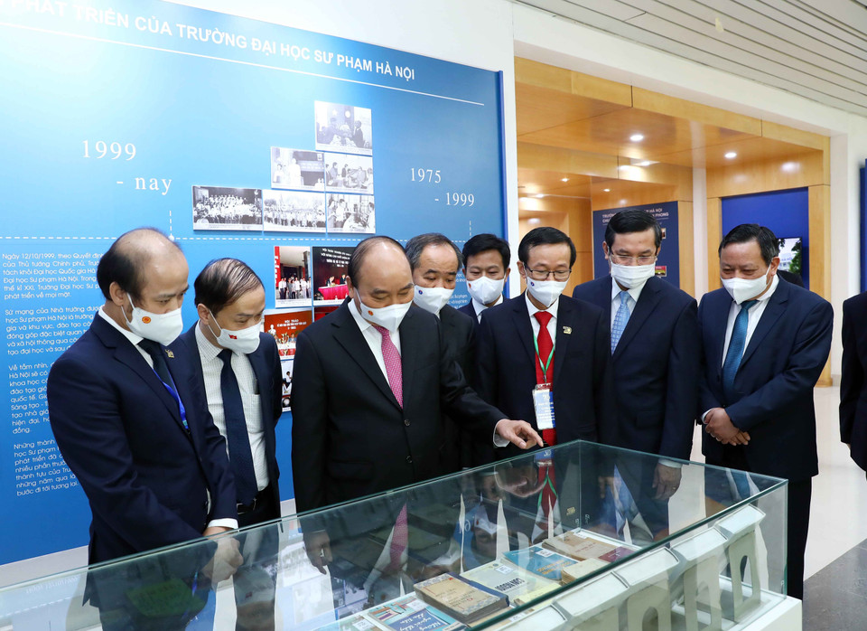 Chủ tịch nước Nguyễn Xuân Phúc thăm Phòng truyền thống của nhà trường. (Ảnh: Phạm Kiên/TTXVN)