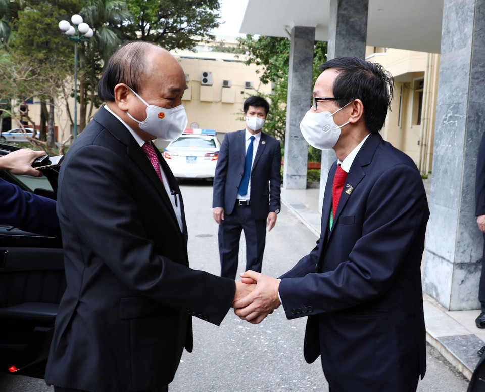 Giáo sư-tiến sỹ Nguyễn Văn Minh, Hiệu trưởng Trường Đại học Sư phạm Hà Nội đón Chủ tịch nước Nguyễn Xuân Phúc. (Ảnh: Phạm Kiên/TTXVN)