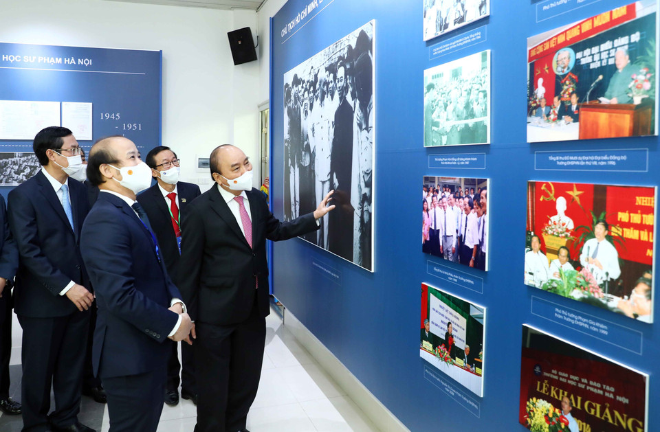 Chủ tịch nước Nguyễn Xuân Phúc thăm Phòng truyền thống của Trường Đại học Sư phạm Hà Nội. (Ảnh: Phạm Kiên/TTXVN)