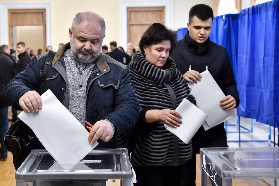Cử tri Ukraine bỏ phiếu tại một địa điểm bầu cử ở Kiev. (Ảnh: AFP/TTXVN)