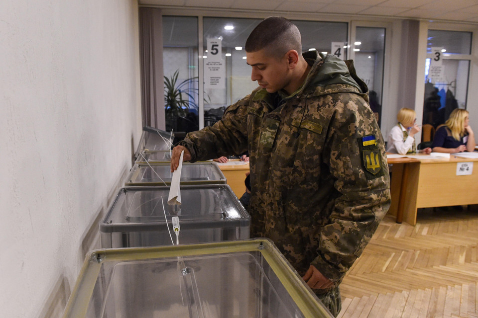 Binh sỹ Ukraine bỏ phiếu tại một địa điểm bầu cử ở Kiev. (Ảnh: AFP/TTXVN)