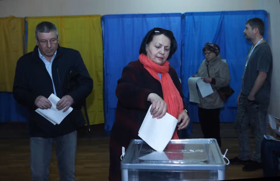 Cử tri Ukraine bỏ phiếu tại một địa điểm bầu cử ở Kiev. (Ảnh: AFP/TTXVN)