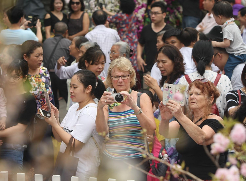 Du khách tham dự lễ hội. (Ảnh: Thanh Tùng/TTXVN)