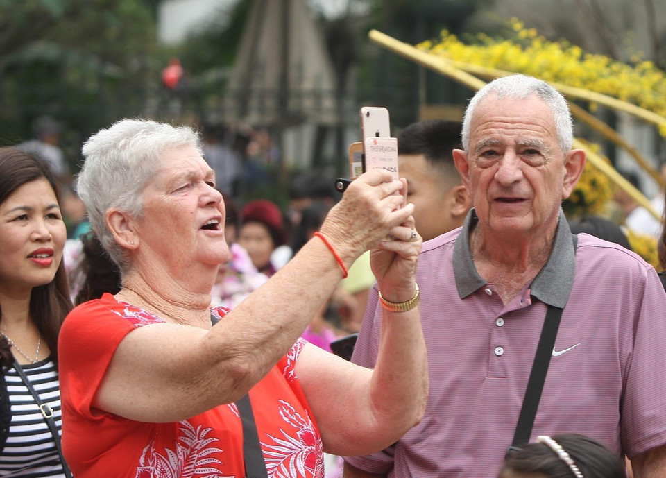 Đông đảo du khách đến lễ hội. (Ảnh: Thanh Tùng/TTXVN)