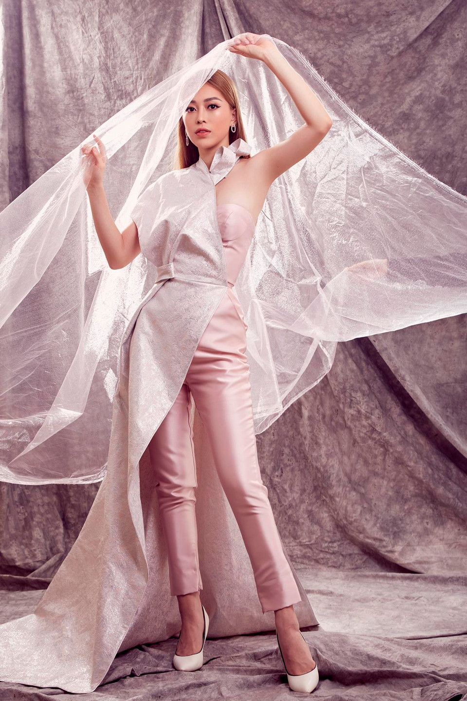 Với thiết kế đầy mới mẻ của nhà thiết kế Phương My, Á hậu Phương Nga vừa khoe được nét đẹp cá tính tràn đầy năng lượng mà vẫn quyến rũ. (Ảnh: Hoàng Phúc/Vietnam+)