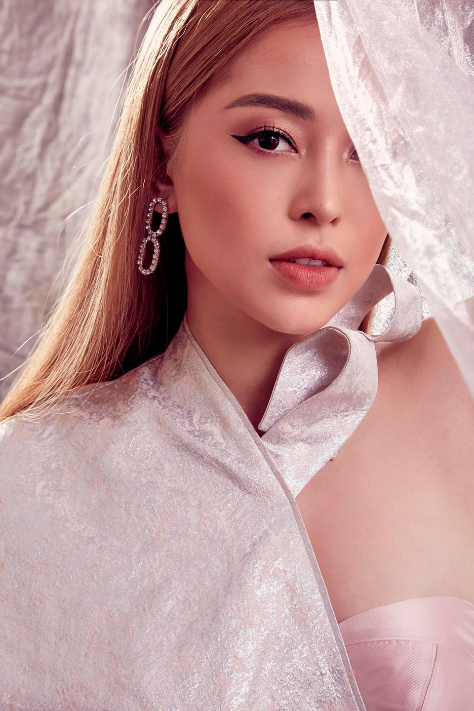 Thiết kế là sự kết hợp phá cách, vừa mềm mại của vạt áo nửa bên người, vừa mạnh mẽ, đầy cá tính của thiết kế cúp ngực và quần dài ôm sát. Á hậu Bùi Phương Nga trông đầy trưởng thành và khí chất. (Ảnh: Hoàng Phúc/Vietnam+)