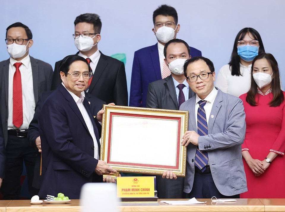 Thủ tướng Phạm Minh Chính trao Bằng khen cho các cá nhân tiêu biểu, xuất sắc trong công tác phòng, chống dịch COVID-19. (Ảnh: Dương Giang/TTXVN)