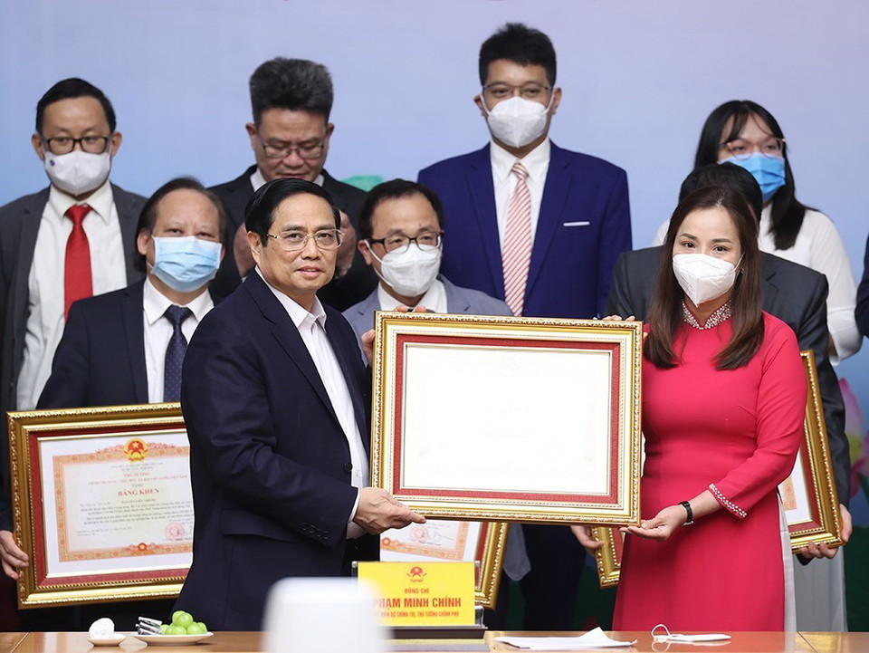 Thủ tướng Phạm Minh Chính trao Bằng khen cho các cá nhân tiêu biểu, xuất sắc trong công tác phòng, chống dịch COVID-19. (Ảnh: Dương Giang/TTXVN)