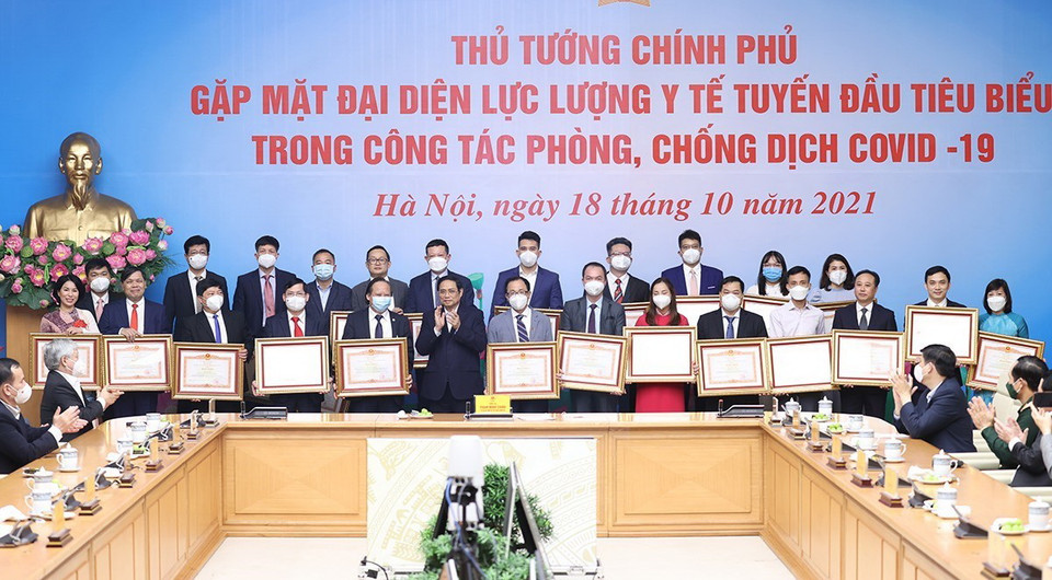 Thủ tướng Phạm Minh Chính trao Bằng khen cho các cá nhân tiêu biểu, xuất sắc trong công tác phòng, chống dịch COVID-19. (Ảnh: Dương Giang/TTXVN)