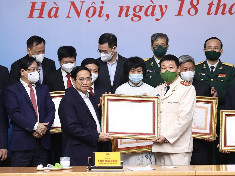 Thủ tướng Phạm Minh Chính trao Bằng khen cho các cá nhân tiêu biểu, xuất sắc trong công tác phòng, chống dịch COVID-19. (Ảnh: Dương Giang/TTXVN)