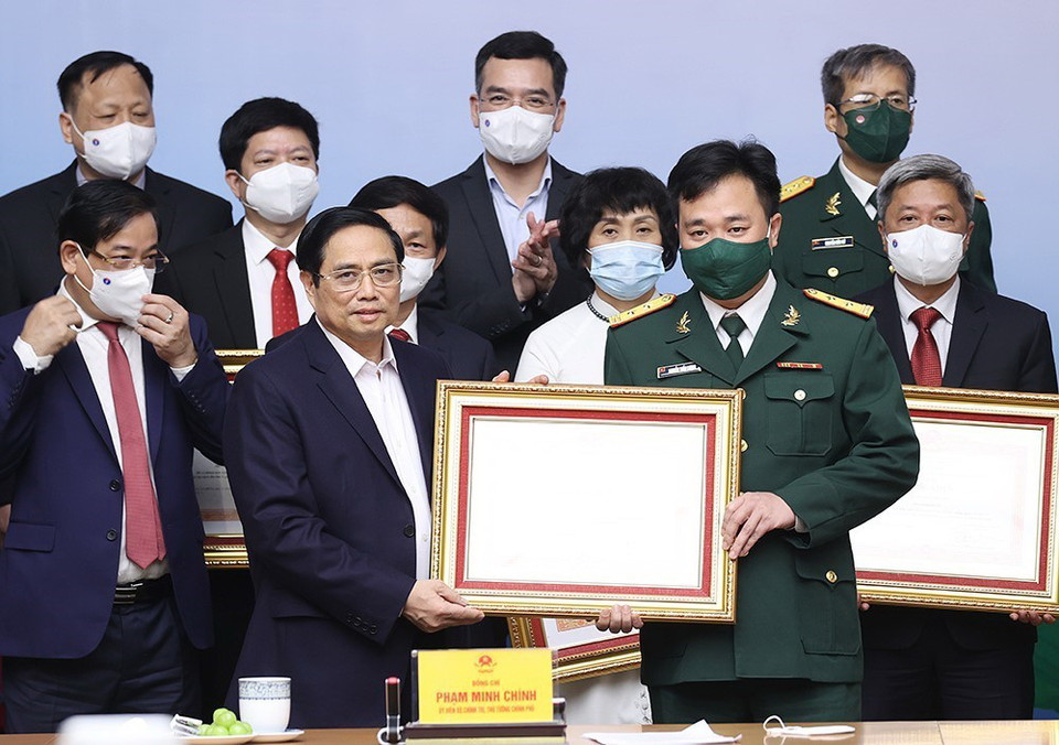 Thủ tướng Phạm Minh Chính trao Bằng khen cho các cá nhân tiêu biểu, xuất sắc trong công tác phòng, chống dịch COVID-19. (Ảnh: Dương Giang/TTXVN)