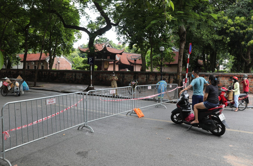 Các lối vào khu vực quanh Văn Miếu-Quốc Tử Giám bị phong tỏa do địa bàn phường ghi nhận 22 ca dương tính mới. (Ảnh: Thành Đạt/TTXVN)