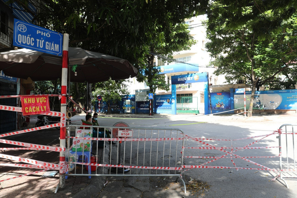  Lực lượng chức năng phường Văn Miếu lập rào phong tỏa phố Quốc Tử Giám sau khi có thông tin 22 ca dương tính mới. (Ảnh: Thành Đạt/TTXVN)