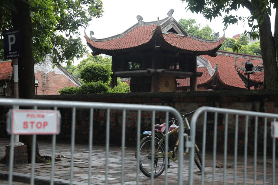 Khu vực quanh Văn Miếu-Quốc Tử Giám bị phong tỏa do địa bàn phường ghi nhận 22 ca dương tính mới. (Ảnh: Thành Đạt/TTXVN)