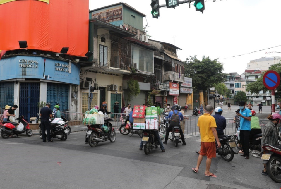 Phương Văn Miếu lập chốt phong tỏa đầu đường Nguyễn Khuyến nhằm đảm bảo công tác phòng chống dịch. (Ảnh: Thành Đạt/TTXVN)