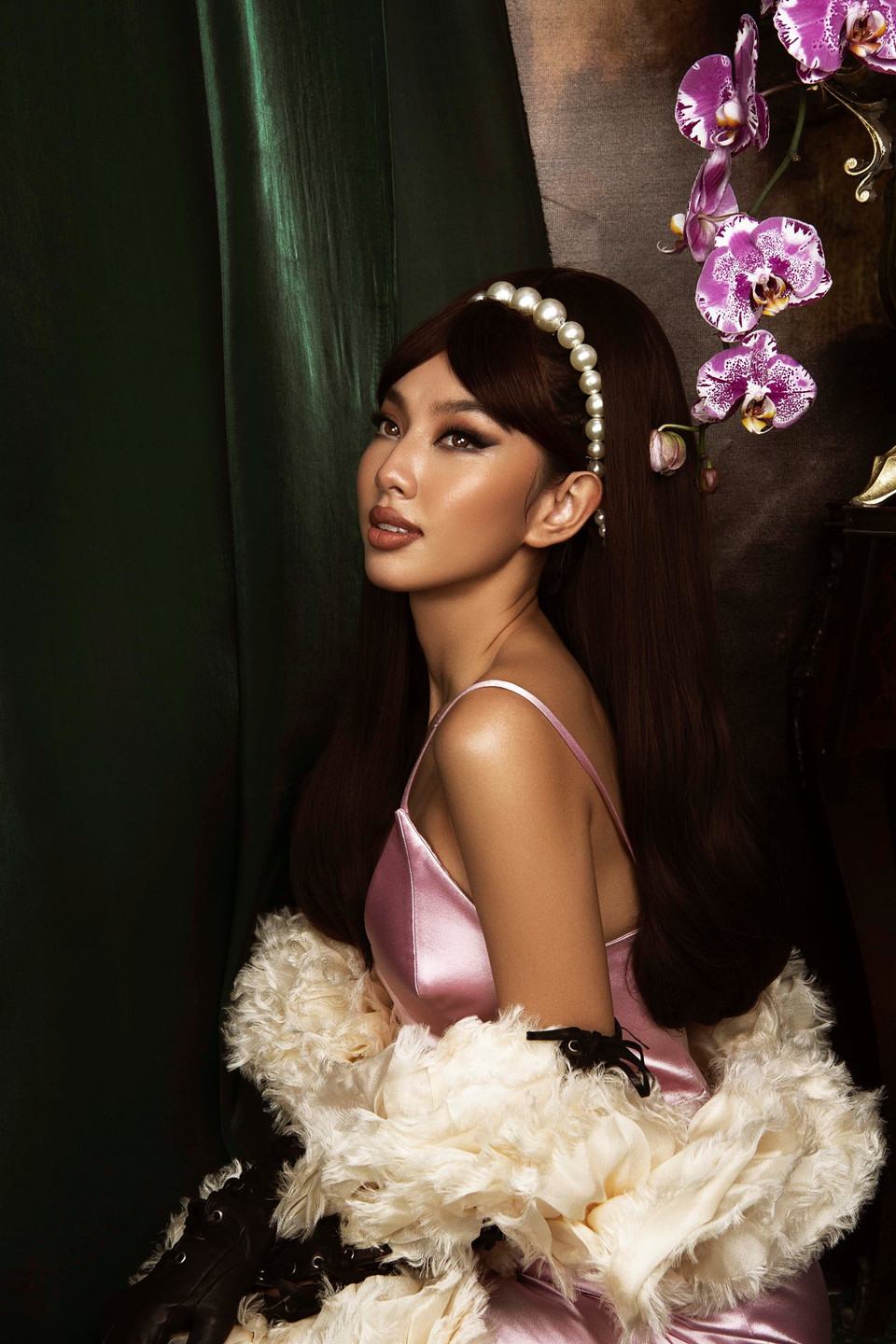 Có thể thấy việc kết hợp chất liệu lụa, họa tiết ren và phụ kiện áo lông đã giúp Thùy Tiên thành công trong việc truyền tải sự sang trọng vừa cổ điển vừa hiện đại. (Ảnh: CTV/Vietnam+)