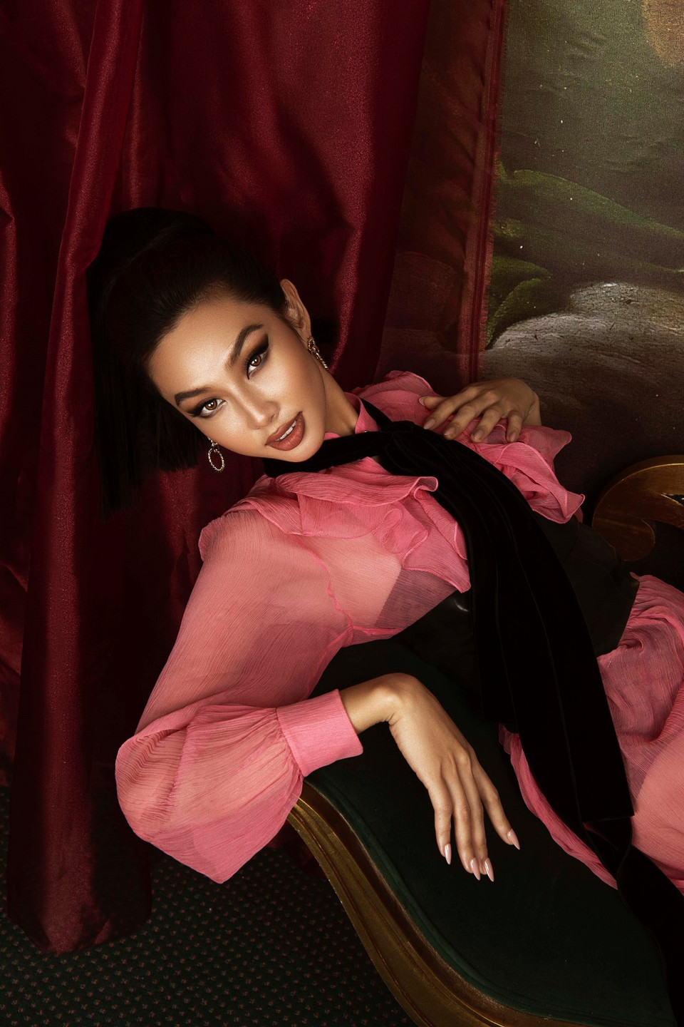 Đặc biệt, những kiểu tóc ‘kén mặt’ cũng được Thùy Tiên và êkíp xử lý hết sức gọn nhẹ, những tưởng không hợp nhưng lại nâng tầm nhan sắc cho nàng hậu. (Ảnh: CTV/Vietnam+)