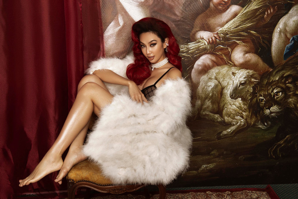 Mặc dù bận rộn với cương vị Miss Grand International 2021, hoa hậu Thùy Tiên vẫn không quên 'chiều lòng' người hâm mộ bằng những hình ảnh mới mẻ, thử thách bản thân với phong cách cổ điển khác lạ. (Ảnh: CTV/Vietnam+)