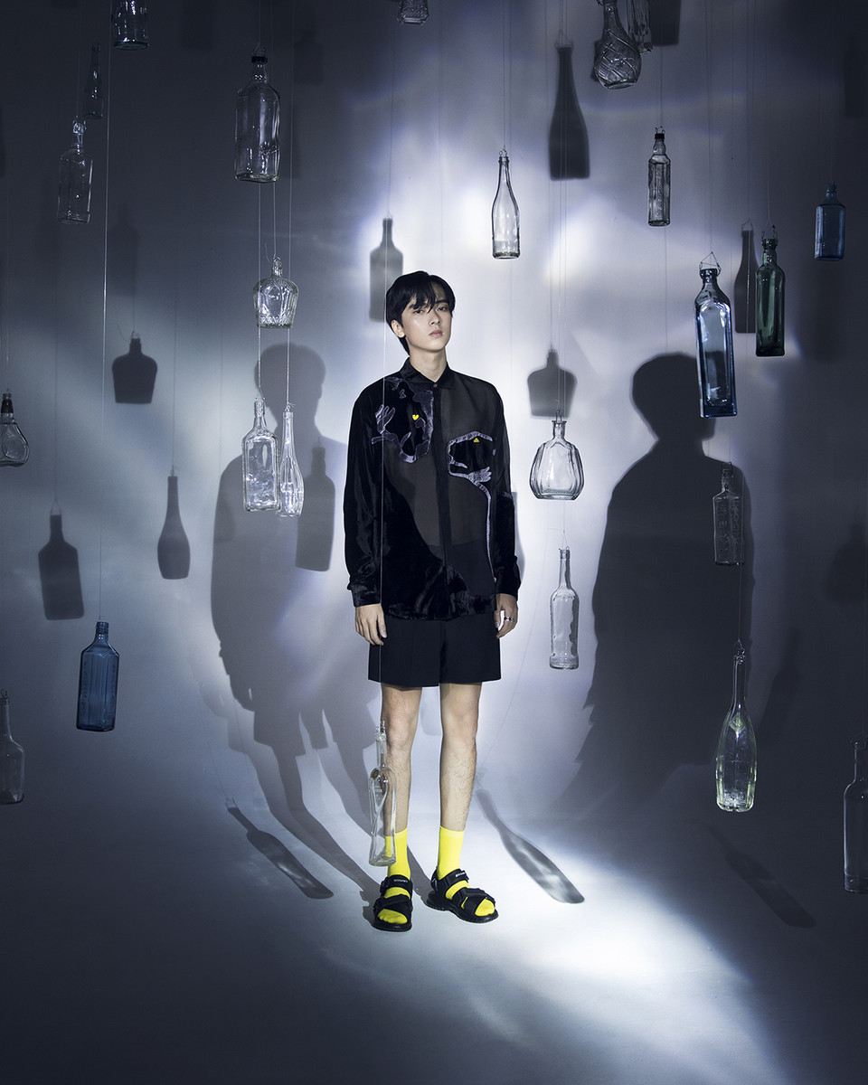 Bên cạnh nguyên liệu chính là các rác thải thời trang, bộ sưu tập cũng bao gồm các loại vải lụa như taffeta, organza, chiffon, tuyn, nhung, lông vũ, da, cotton. Đây là những vật liệu an toàn với môi trường, có thể tái sử dụng nhiều lần. (Ảnh: Vietnam+)