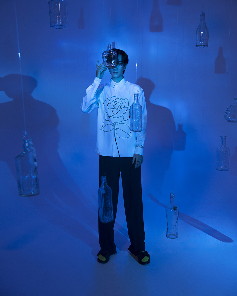 Đặc biệt, đây là lần đầu tiên nhà thiết kế Trần Hùng ra mắt các thiết kế dành cho nam giới theo phong cách phi giới tính (unisex). (Ảnh: Vietnam+)