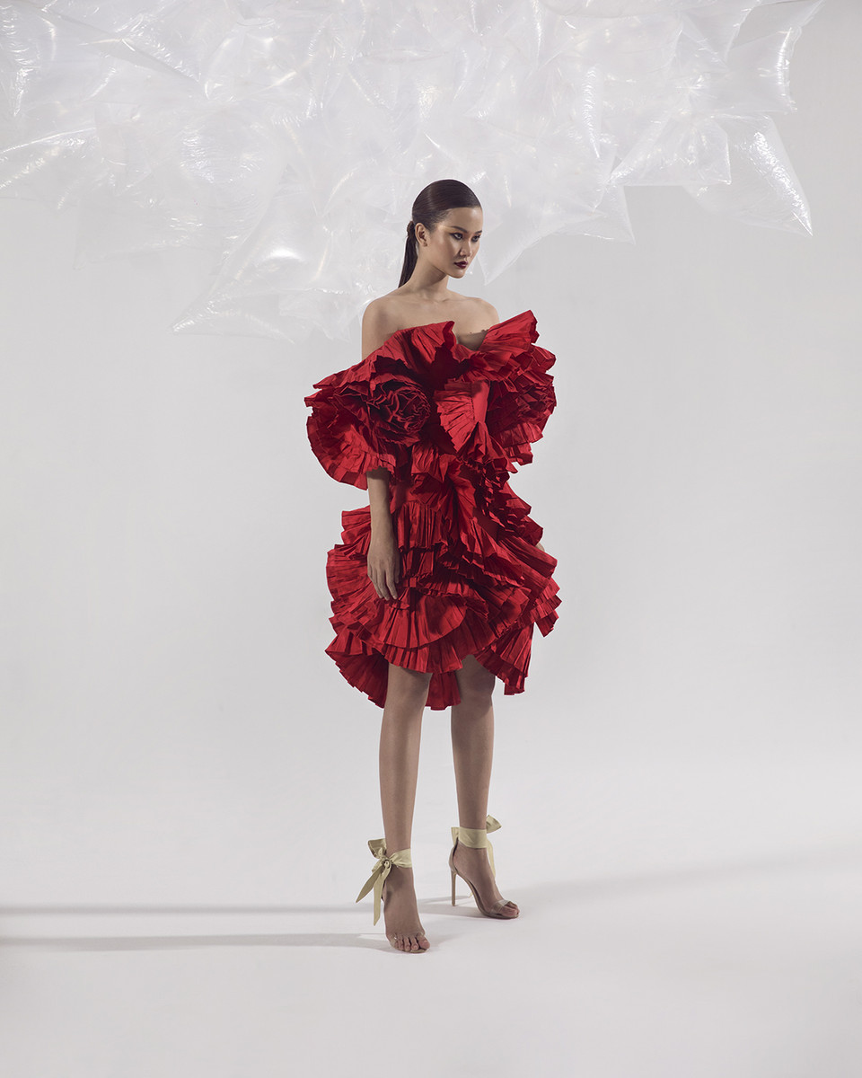 Tối qua, ngày 18/9, vào lúc 22 giờ 45 theo giờ Việt Nam, nhà thiết kế Trần Hùng đã chính thức ra mắt bộ sưu tập thời trang thứ 5 của mình mang tên 'Revival' (Hồi sinh) trên trang web của tuần thời trang. (Ảnh: Vietnam+)