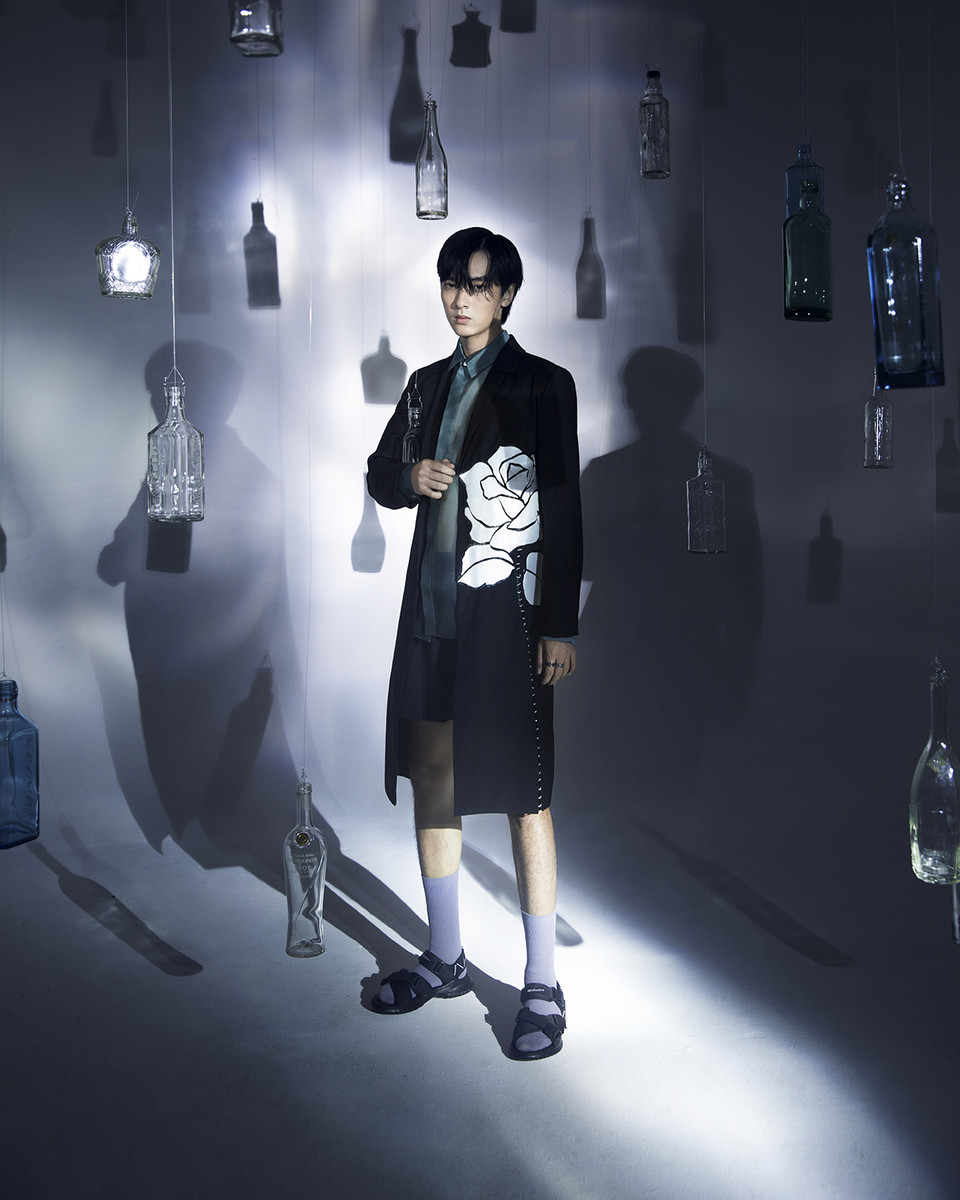 Kỹ thuật xử lý tinh xảo, từ khâu tay đến khâu kết dính, thêu ren... Hầu hết các thiết kế hoàn hảo được làm thủ công trong bộ sưu tập đều do những người thợ lành nghề tạo nên. (Ảnh: Vietnam+)