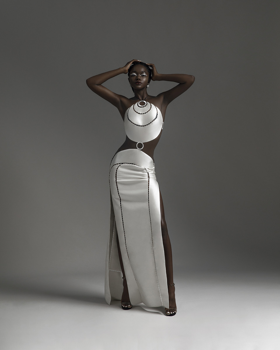 Nhà thiết kế Trần Hùng luôn mong muốn gửi gắm những thông điệp và câu chuyện ý nghĩa qua mỗi thiết kế, mỗi bộ sưu tập đều mang tinh thần thời trang cao cấp, bền vững và khác biệt. (Ảnh: Vietnam+)