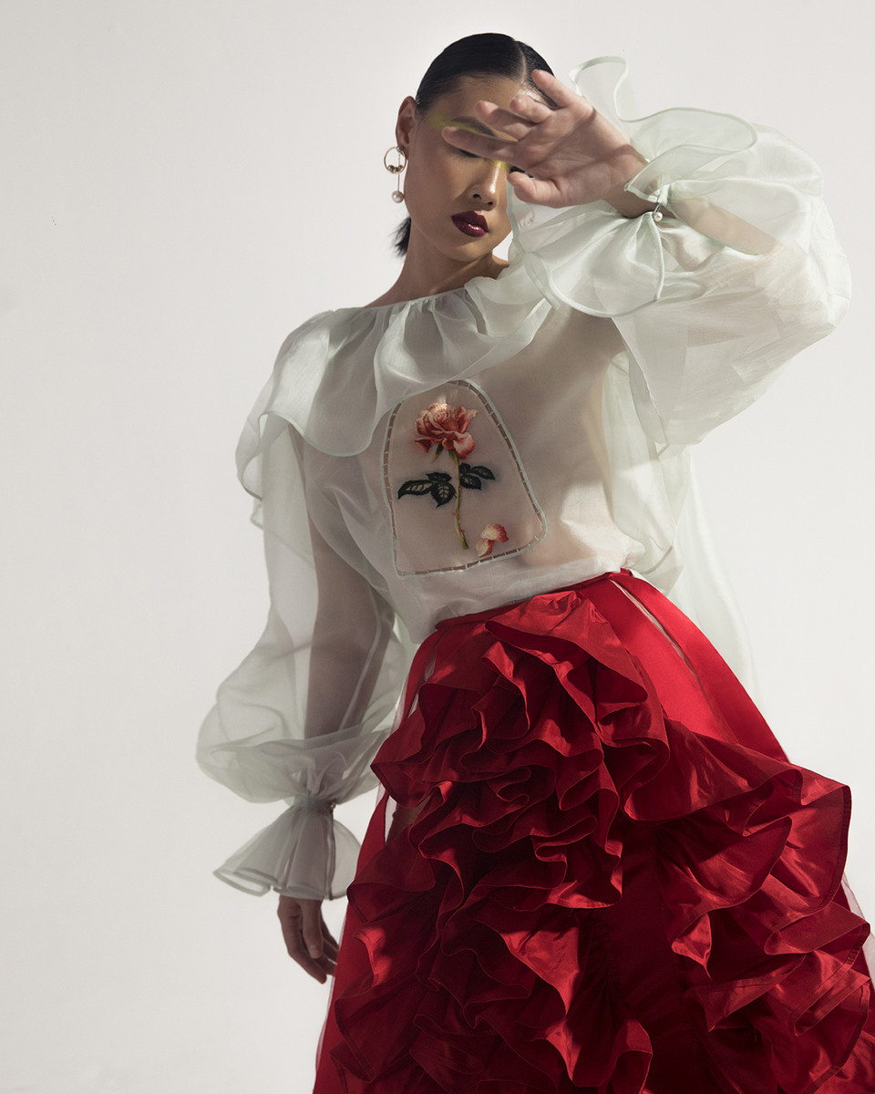 Từ những bộ sưu tập đầu tiên khi khởi đầu với nghề, nhà thiết kế Trần Hùng đã luôn tận dụng vải thừa cho các bộ sưu tập sau, thổi luồng sinh khí mới cho những mảnh vải đó. (Ảnh: Vietnam+)