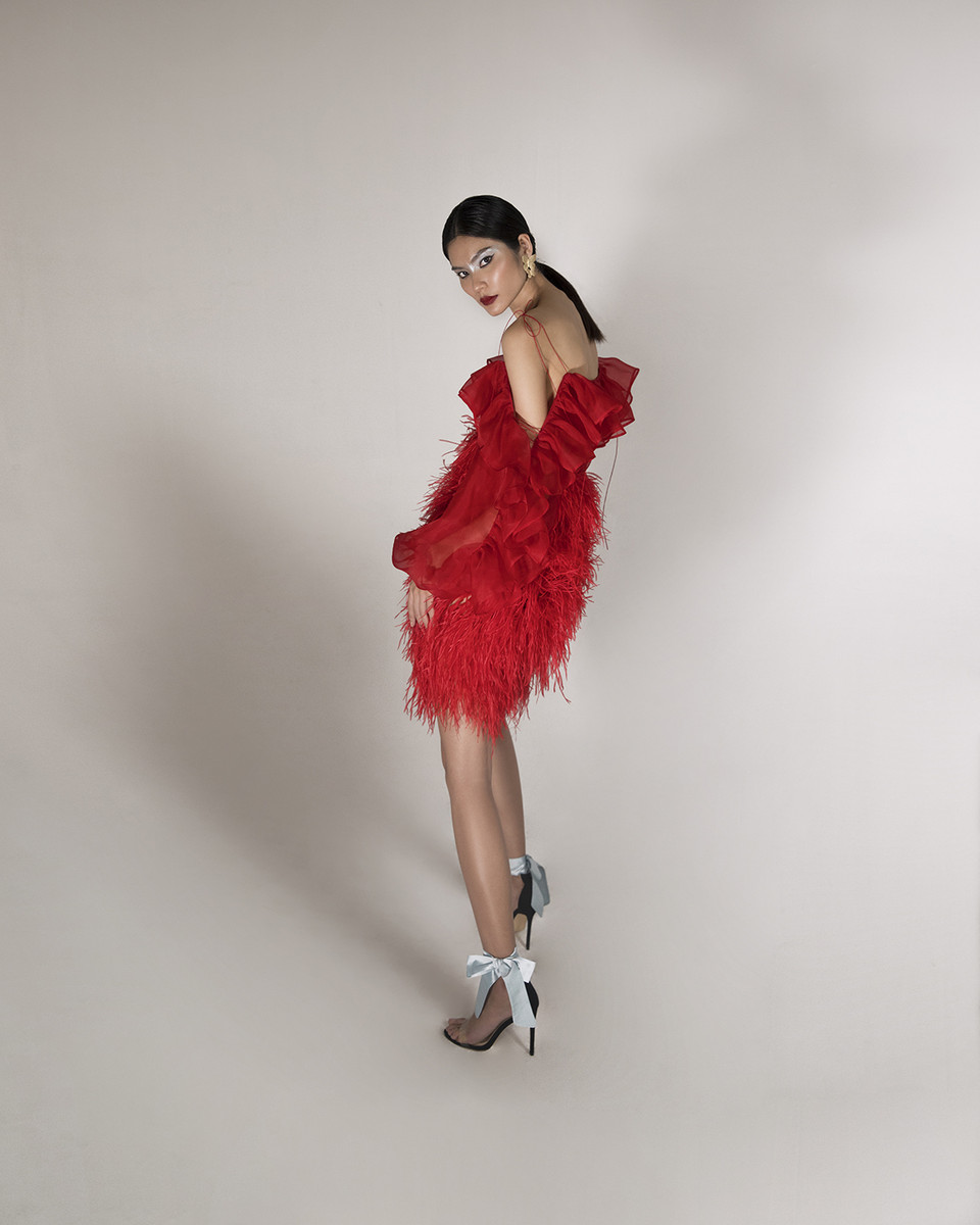 Đưa ý tưởng 'tái chế' vào thời trang, tận dụng những mảnh vải vụn thừa, Trần Hùng đã hồi sinh hơi thở cho những món rác thải môi trường tưởng như không còn tận dụng được, tạo nên giá trị 'thời trang bền vững.' (Ảnh: Vietnam+)