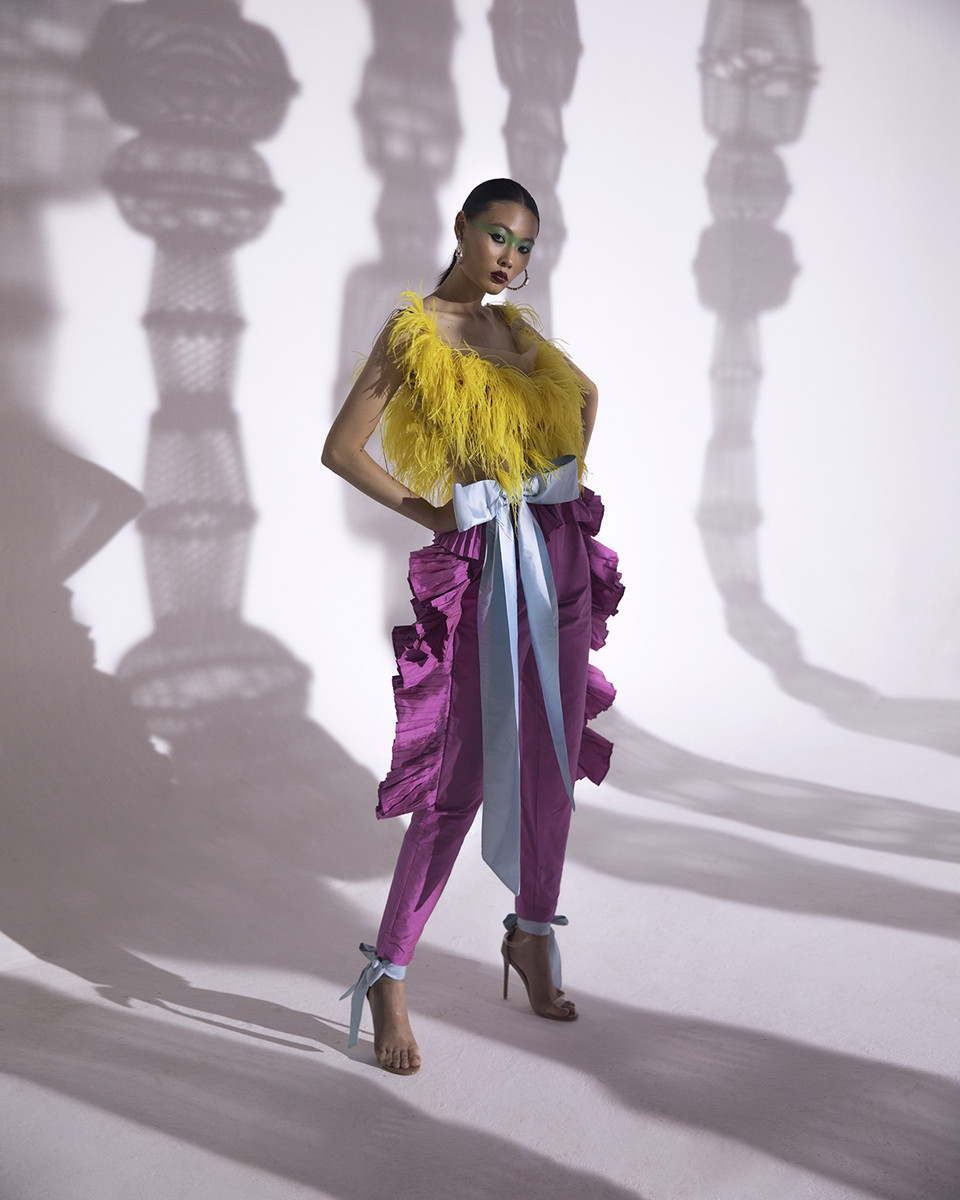 25 thiết kế của 'Revival' được thể hiện nhằm truyền đạt 5 ý tưởng: rác thải văn phòng, rác thải đại dương, khói bụi ô nhiễm, rác nhựa, và bọc nilông. (Ảnh: Vietnam+)