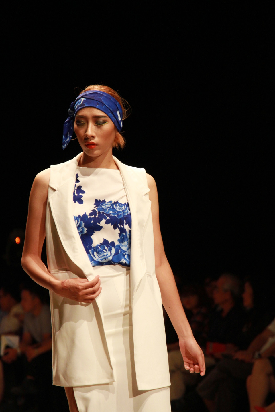 Nên màu sắc chủ đạo cho các thiết kế là trắng và xanh lam.