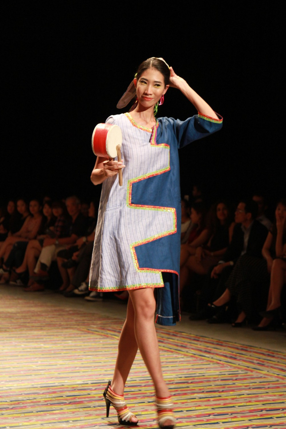 Diễn ra đúng dịp rằm tháng Tám của Việt Nam nên nhà thiết kế đã khéo léo mang những món đồ chơi Trung Thu lên sân khấu.