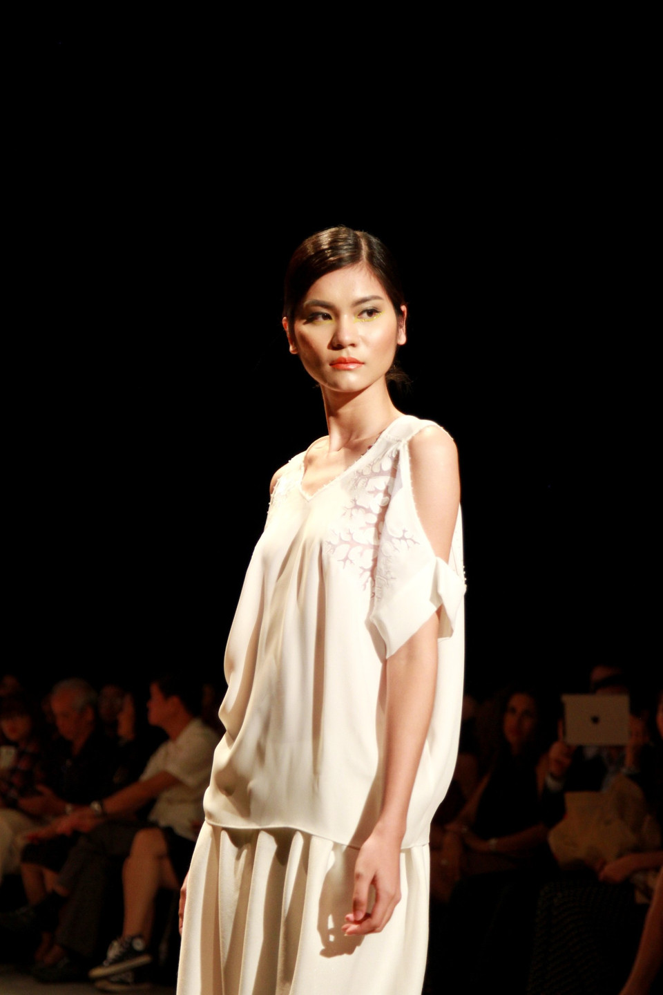 Hai gam màu đỏ-trắng được anh xử lý thông minh và linh hoạt... 