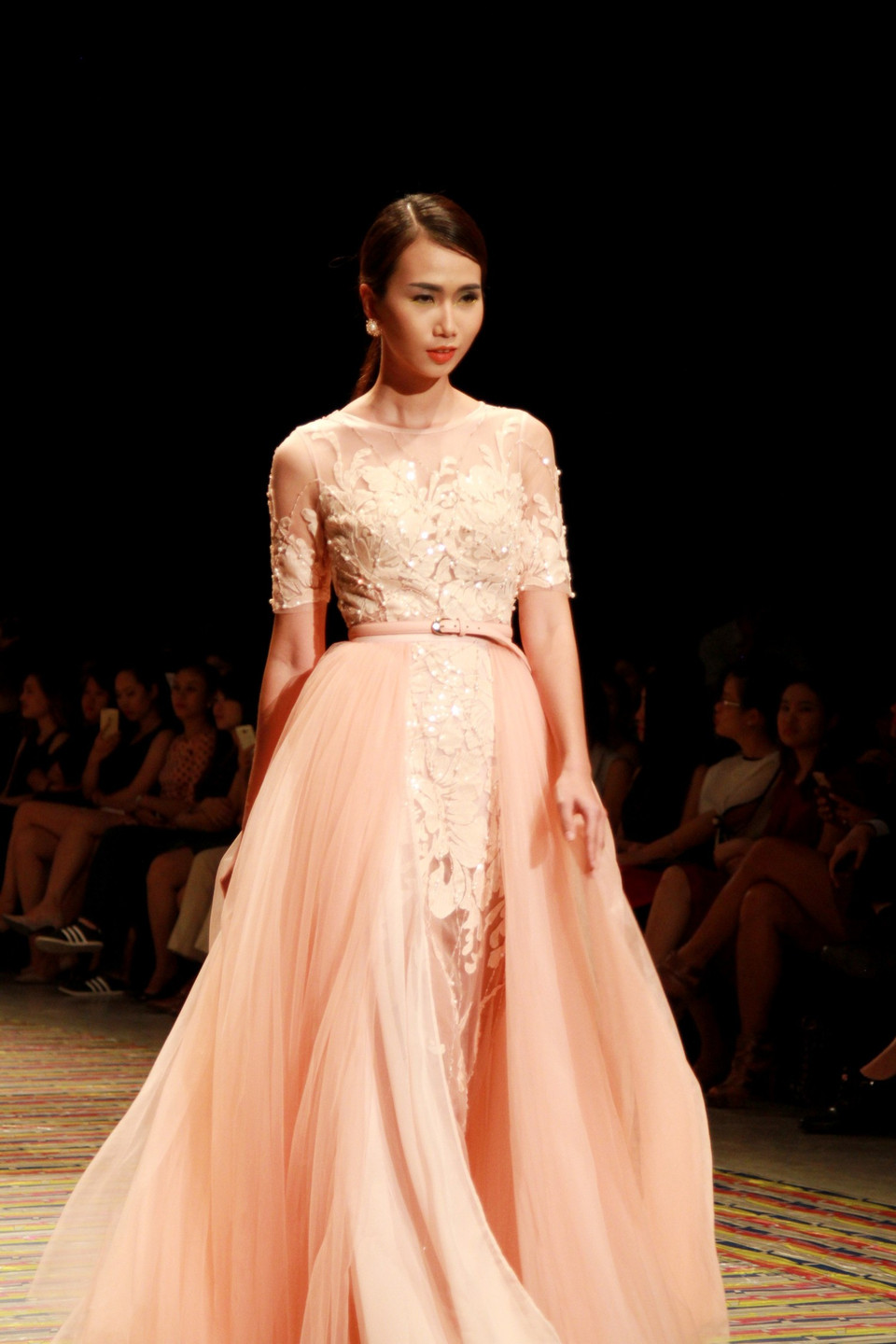 Mùa Xuân Hè của Hà Duy mang màu nắng và khói. 