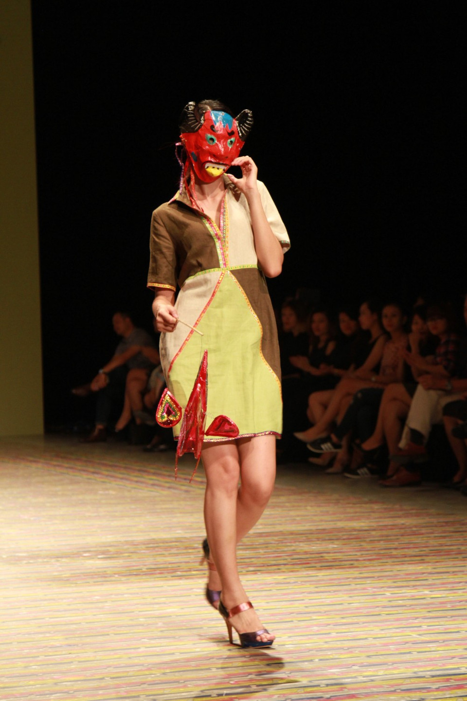 Trong bộ sưu tập lần này Chula sử dụng chất liệu lụa kết hợp với chất liệu chủ đạo là cotton.