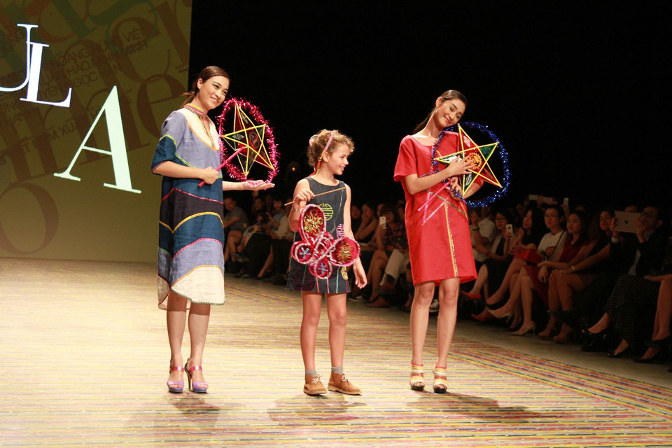 Nhà thiết kế Chula đã mang đến bộ sưu tập đầy màu sắc và thân thiện trong khuôn khổ Tuần lễ thời trang Việt Nam Xuân Hè 2016.