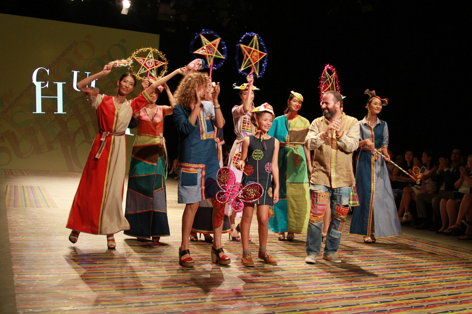 Gia đình nhà thiết kế Chula trên sân khấu cùng các người mẫu.