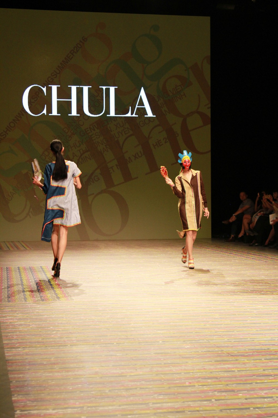 Trong không gian nhạc rộn ràng và vui tươi, bộ sưu tập đã mang đến một làn gió lạ cho buổi biểu diễn.