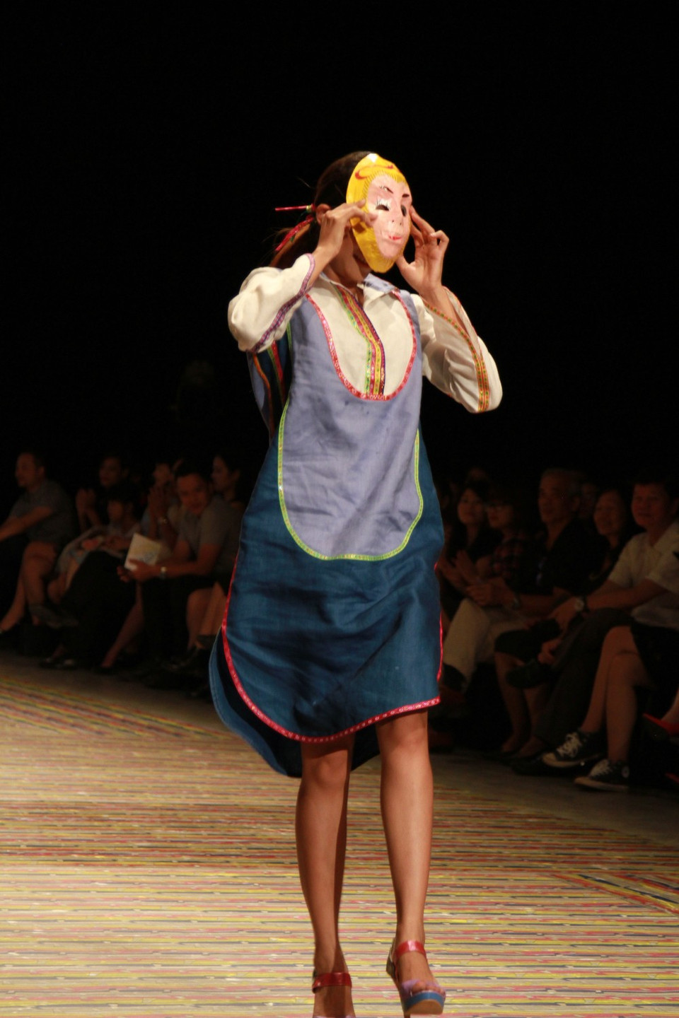 Các người mẫu cũng như được hóa thân vào một thế giới thần tiên, trẻ thơ.