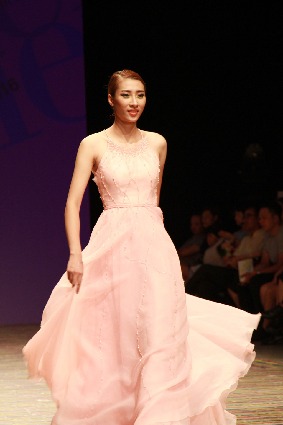  Những thiết kế luôn làm cho người mặc trở nên lộng lẫy và đầy nữ tính.