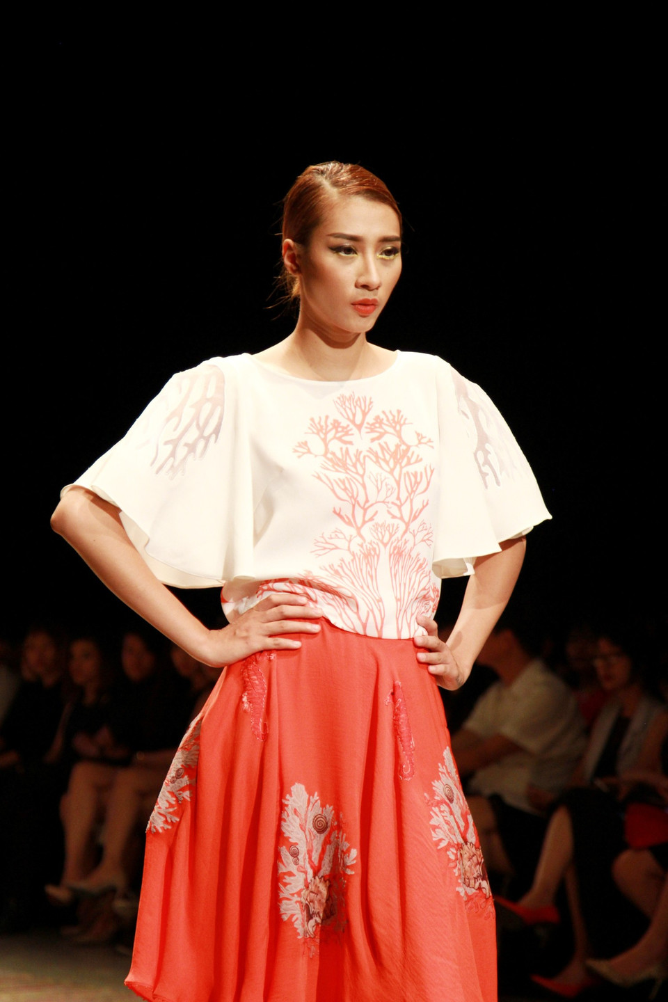 ...Qua cách thêu cắt lộng trên organza (loại vải mỏng, trơn mịn, được dệt từ lụa tơ tằm hoặc sợi filament tổng hợp).