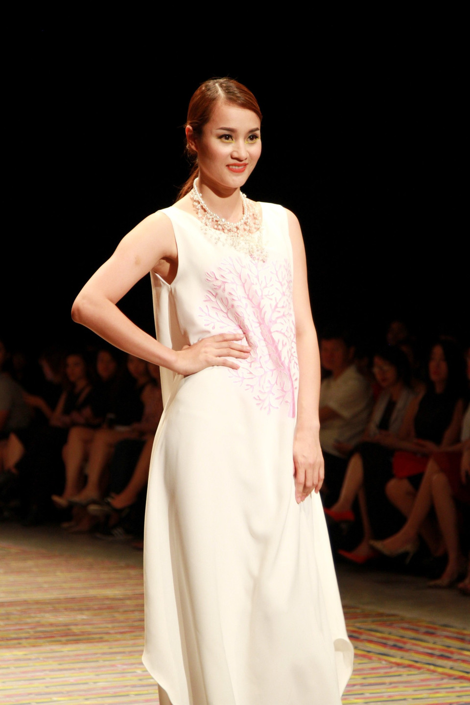 Sử dụng hai sắc màu chủ đạo nhưng nhà thiết kế đã tạo ra được hiệu ứng ánh sáng neon dành cho ban ngày...