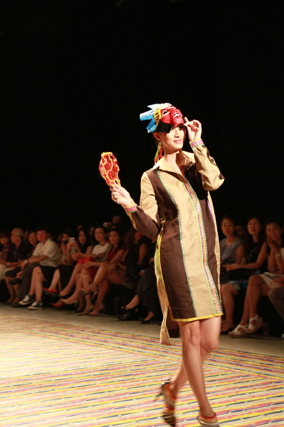 Bộ sưu tập sử dụng mặt nạ đủ hình dáng ngộ nghĩnh.