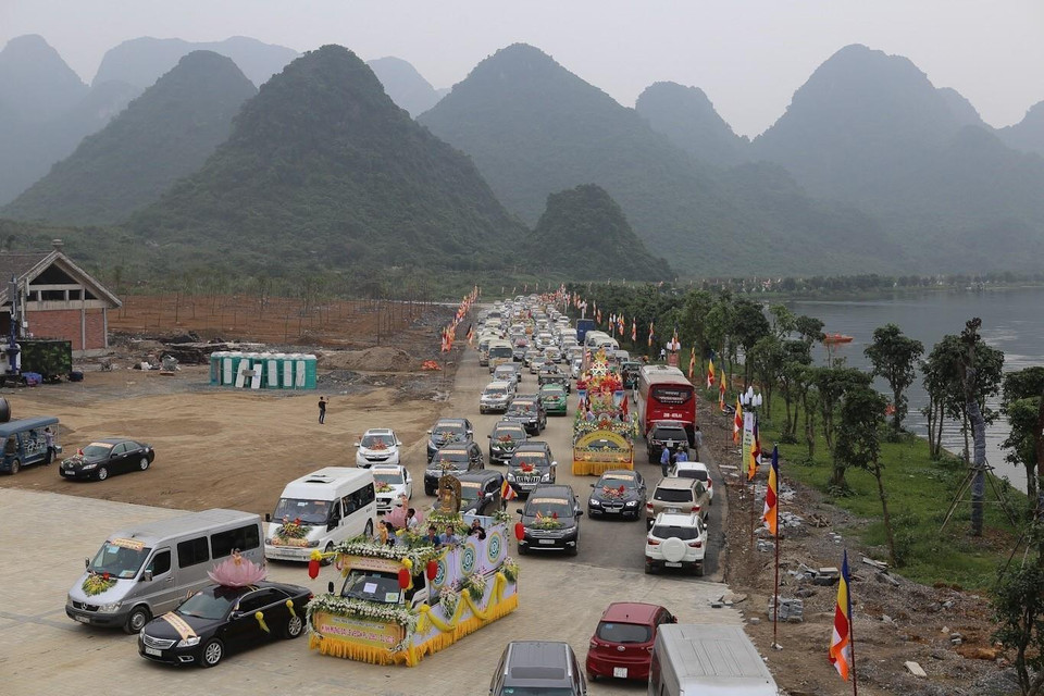 Đoàn diễu hành xe hoa chạy vòng quanh hồ Tam Chúc và dừng lại nơi Vườn Cột Kinh khổng lồ phía sau cổng Tam Quan. (Ảnh: Trọng Đạt/TTXVN)
