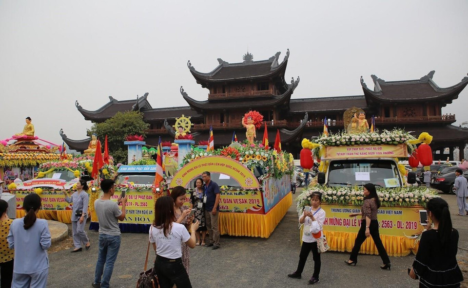 Đoàn xe hoa dừng lại tại sân phía trong cổng Tam Quan nơi vườn cột kinh khổng lồ. (Ảnh: Trọng Đạt/TTXVN)