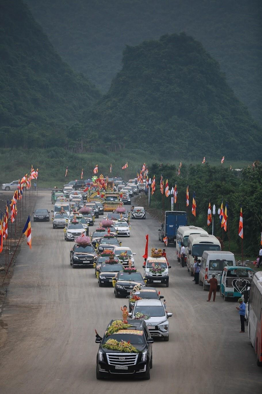 Đoàn diễu hành xe hoa chạy vòng quanh hồ Tam Chúc và dừng lại nơi Vườn Cột Kinh khổng lồ phía sau cổng Tam Quan. (Ảnh: Trọng Đạt/TTXVN)