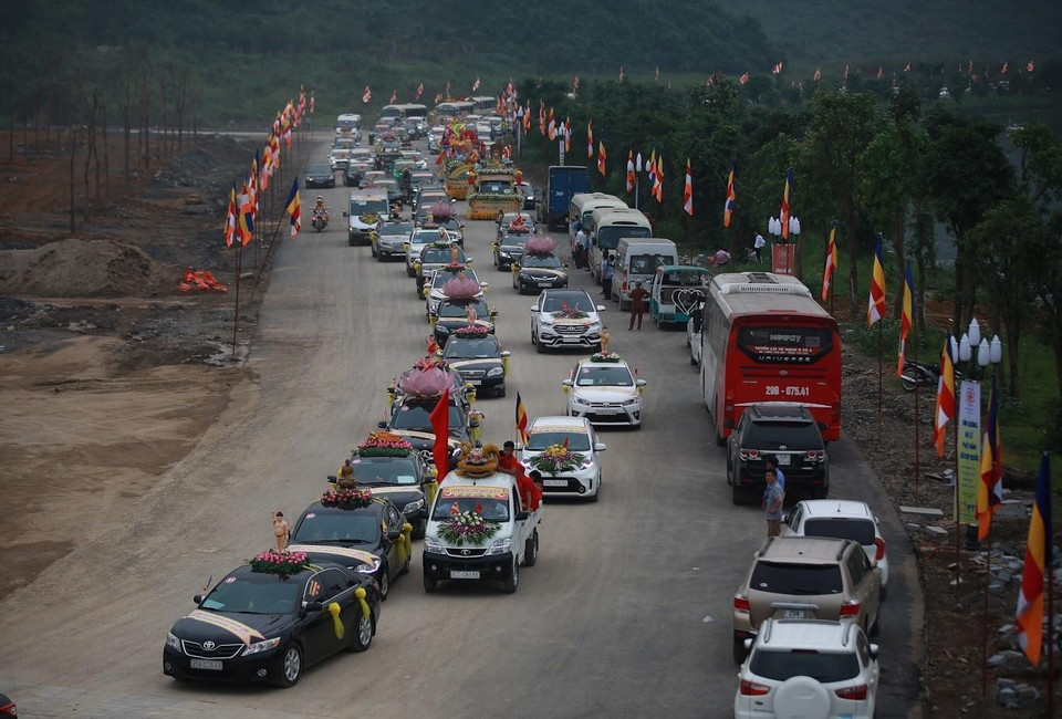 Đoàn diễu hành xe hoa chạy vòng quanh hồ Tam Chúc và dừng lại nơi Vườn Cột Kinh khổng lồ phía sau cổng Tam Quan. (Ảnh: Trọng Đạt/TTXVN)